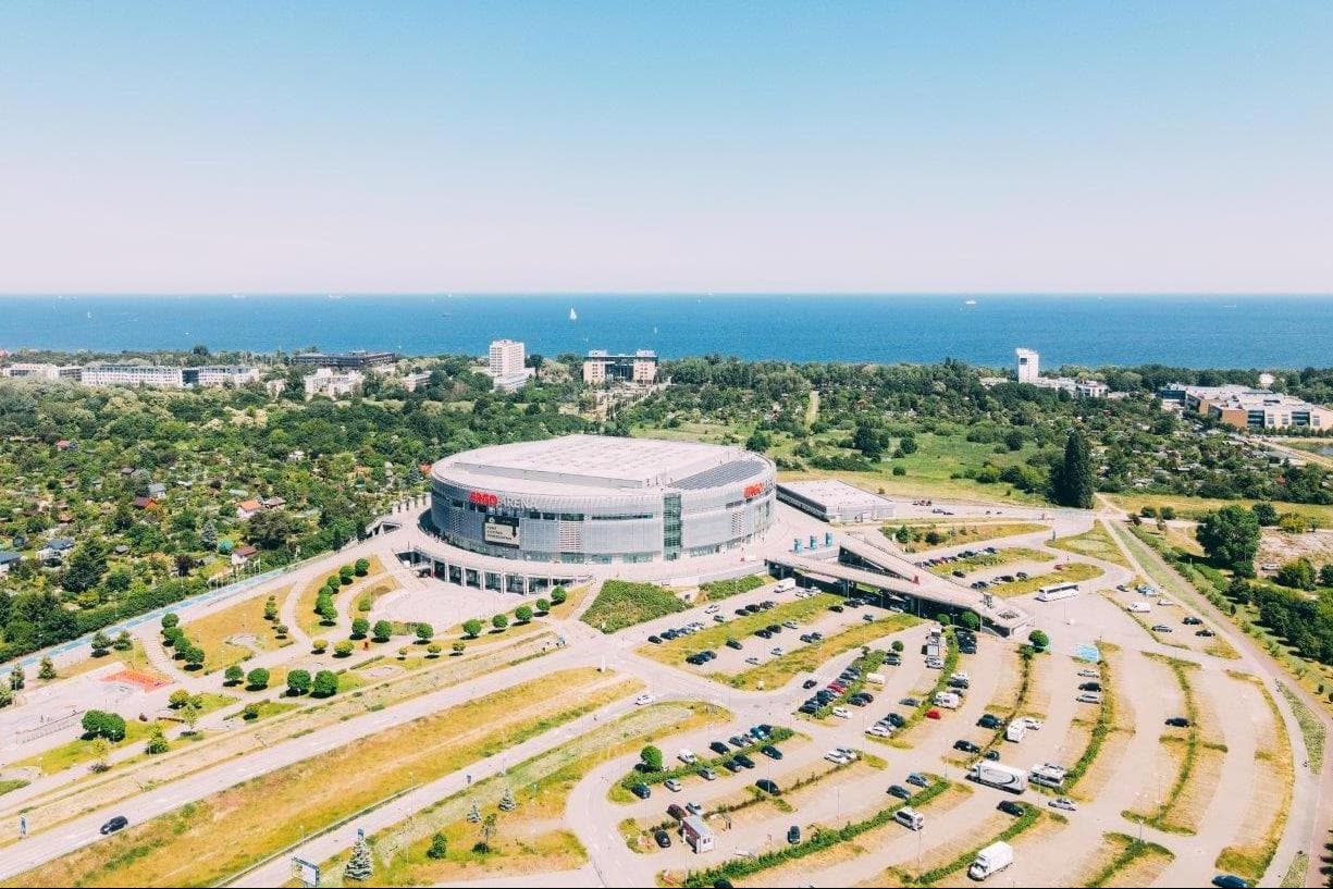 Eko parking przy ERGO ARENIE. Bezpłatnie, przez całą dobę 26.06.2026 Od poniedziałku, 29 czerwca 2026 r., w Sopocie czynny będzie całodobowy Eko parking – ponad 700 bezpłatnych miejsc parkingowych dostępnych przy hali ERGO ARENA. W czasie wakac