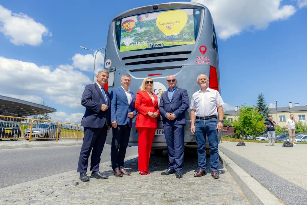 Turyści wygodnie i szybko dotrą na Święty Krzyż. Ruszają turystyczne, wakacyjne połączenia autobusowe