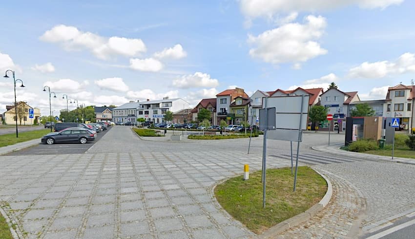 Auta na sprzedaż blokują parkingi w Czyżewie. Będą odholowywane na koszt właścicieli