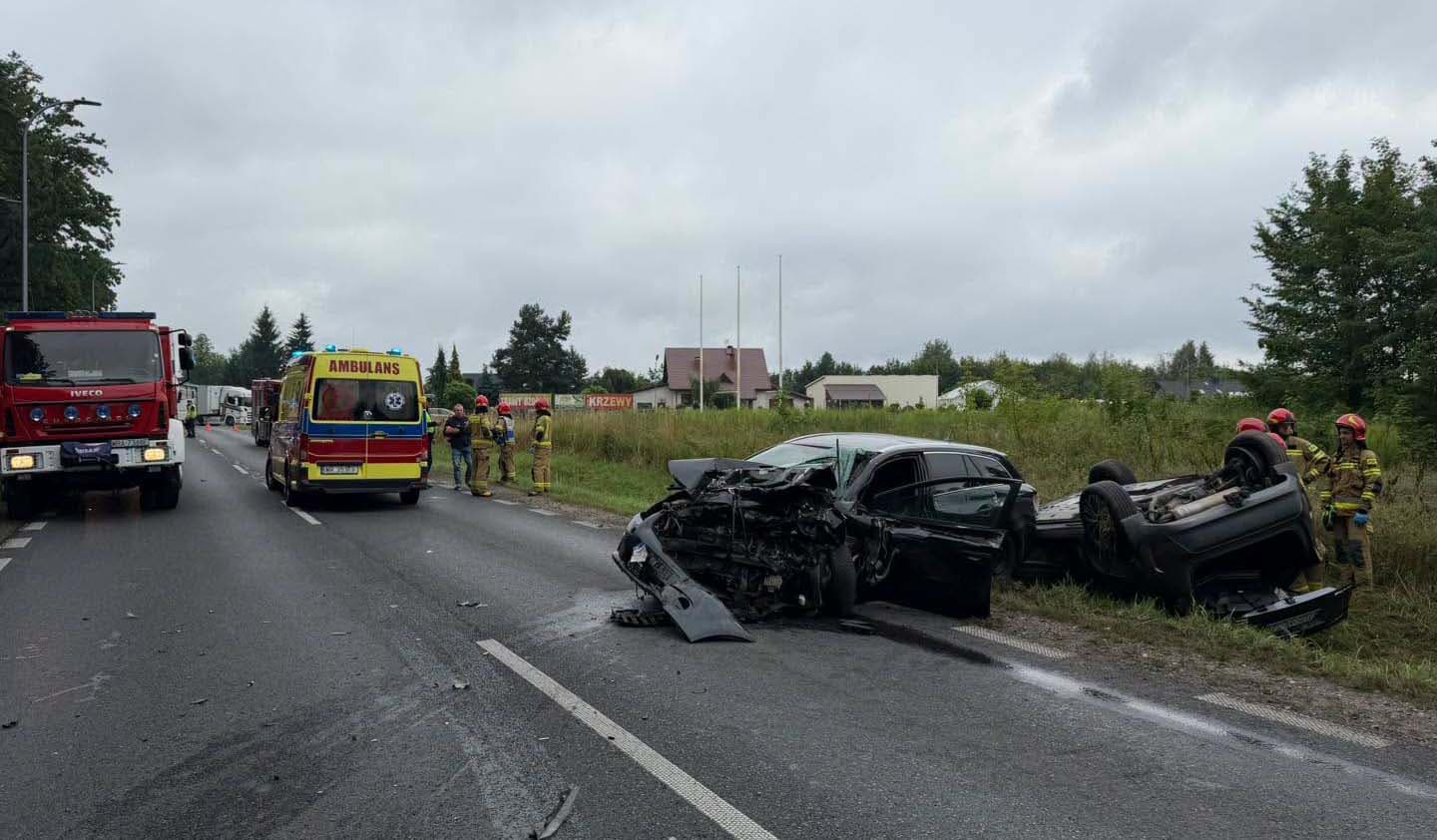 Poważny wypadek w Skaryszewie. Rozbite osobówki, ciężarówki i dwie osoby w szpitalu