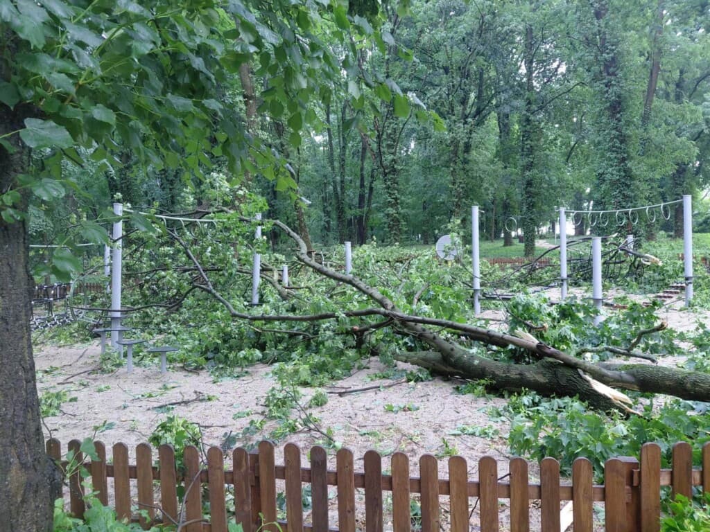 Gwałtowne burze nad powiatem wschowskim. Kilkanaście zerwanych dachów