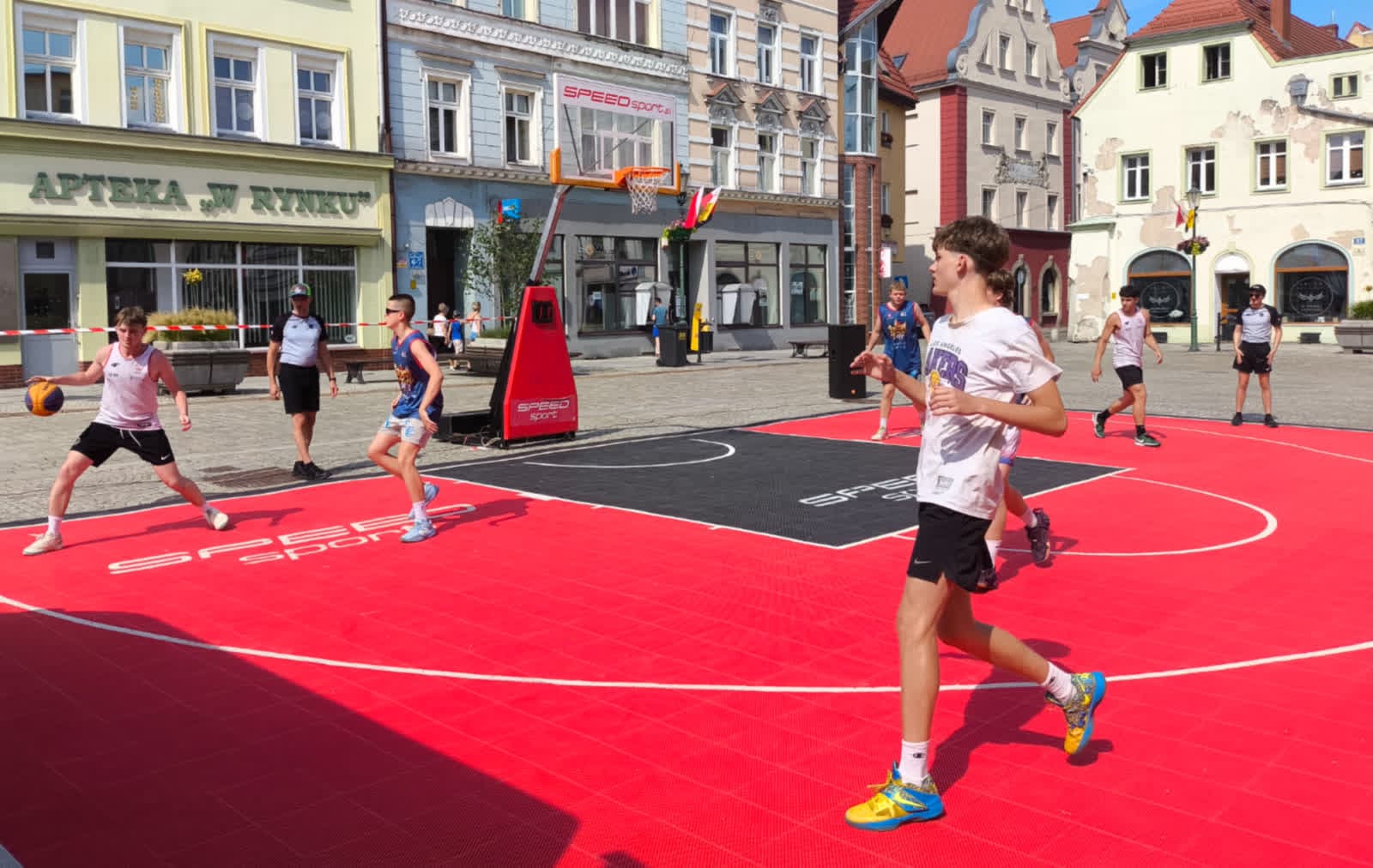 Młodzi koszykarze zawładnęli żarskim rynkiem. Trwa turniej 3×3 Basketball Żary