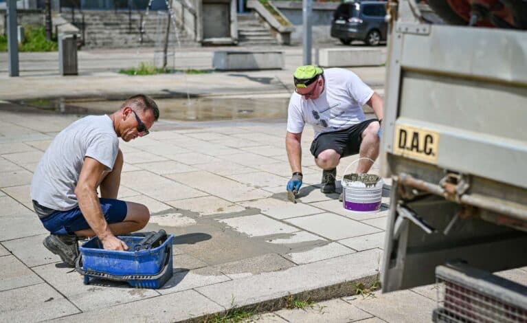 Naprawiono wybrzuszoną nawierzchnię na Starym Rynku. Prace wykonano w ramach robót pogwarancyjnych
